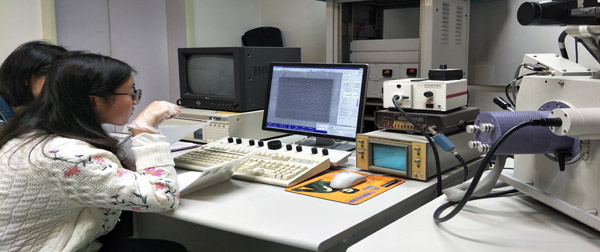 李素素、张学妹同学在南京大学实验