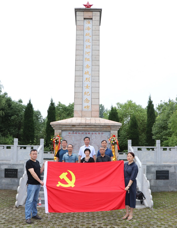 在淮海战役颍河阻击战前合影