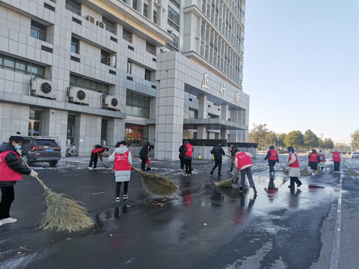 清理校园道路积雪 保障师生平安出行——外国语学院开展劳动教育活动