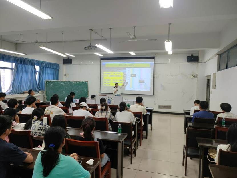 中国科学院国家天文台章博副研究员和中国科学院高能物理研究所尹丽巧博士来我院做学术报告