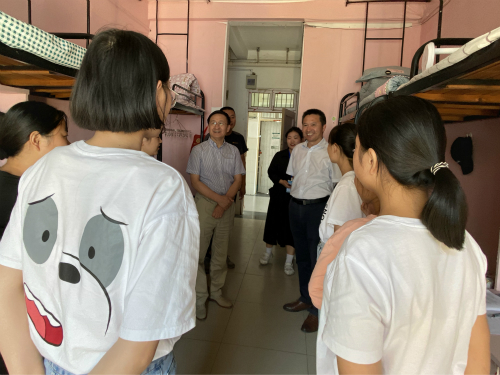 院领导深入学生宿舍看望2020级新生