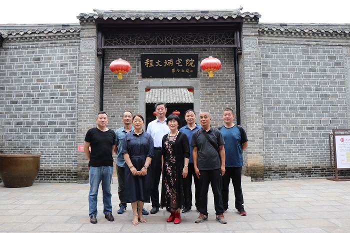 在程文炳宅院前合影